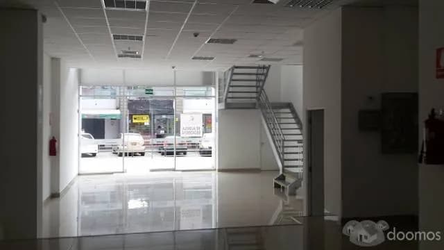 PUERTA A CALLE. CC. EL TRIGAL, 2 NIVELES, EXCELENTE UBICACIÓN. — foto 1