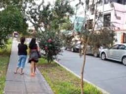 VENDO CASA - 1ER PISO - URB. ELIO - FRENTE A PARQUE