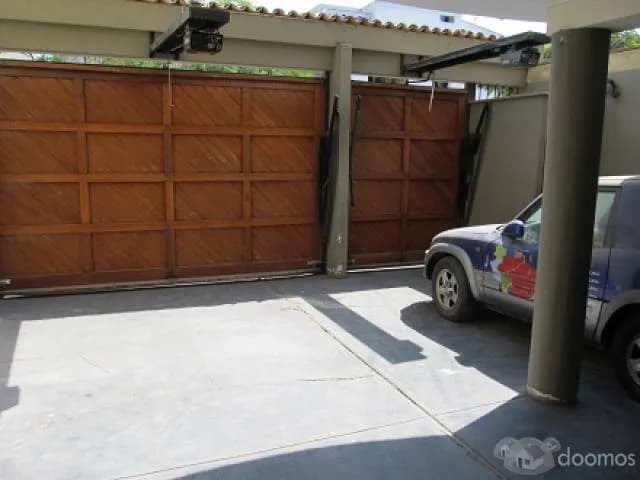 Vendo Casa de 3 Pisos en La Molina — foto 1
