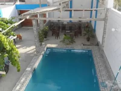 ALQUILO AMPLIA CASA AMOBLADA Y EQUIPADA EN PLAYA PULPOS 2 PISOS, PISCINA, 300 M2, PARA 10 PERSONAS