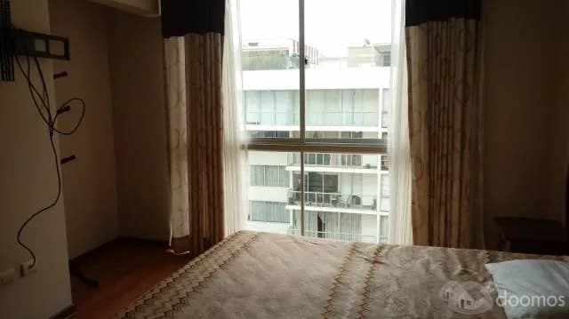 Alquilo amplio departamento amoblado con terraza y cochera Miraflores. — foto 7