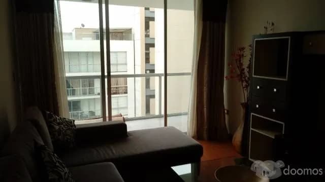 Alquilo amplio departamento amoblado con terraza y cochera Miraflores. — foto 8