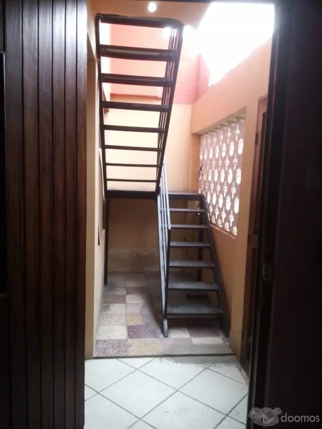 REMATO CASA DE 3 PISOS POR VIAJE — foto 1