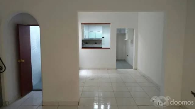 VENTA DE HERMOSA CASA DE ESTRENO EN MIRAFLORES — foto 2