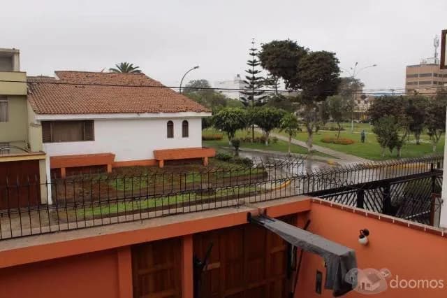 HERMOSA CASA AMPLIA FRENTE A PARQUE — foto 1