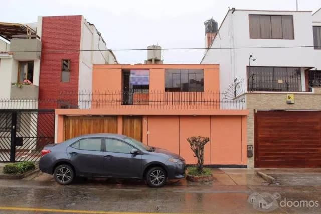 HERMOSA CASA AMPLIA FRENTE A PARQUE — foto 2