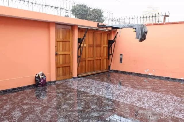HERMOSA CASA AMPLIA FRENTE A PARQUE — foto 4