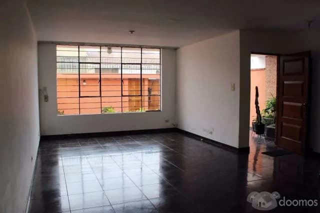 HERMOSA CASA AMPLIA FRENTE A PARQUE — foto 5