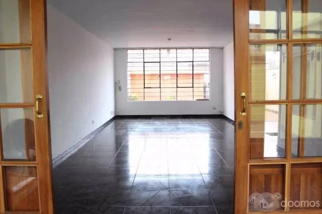 HERMOSA CASA AMPLIA FRENTE A PARQUE — foto 6