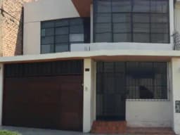 Vendo Casa a precio de Terreno a 1 cuadra de Av. Las Palmeras con Los Alisos, frente a parque