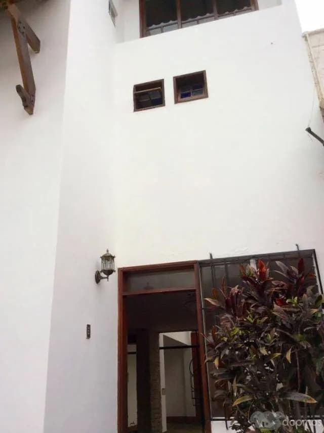 ALQUILO CASA DE TRES PISOS PARA OFICINAS O CONSULTORIOS — foto 4