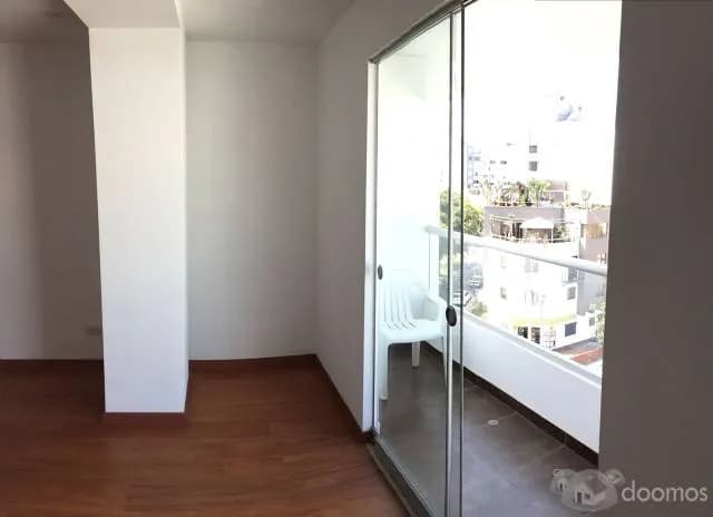 Bonito departamento iluminado, cómodo y cerca a parque en Miraflores. — foto 1