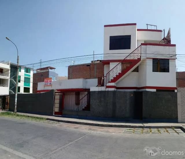 VENTA DE CASA EN LOS OLIVOS — foto 1