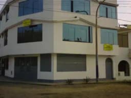 VENDO CASA EN ESQUINA , TRES PISOS PARA NEGOCIO  PRECIO NEGOCIABLE