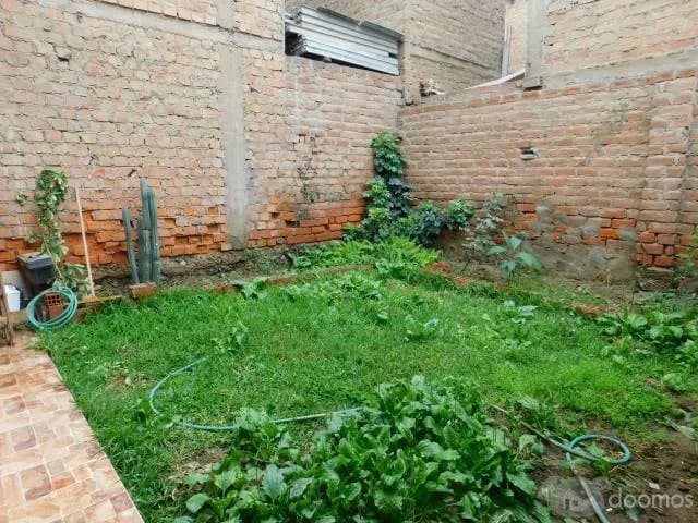 VENTA DE CASA A MEDIA CUADRA DE LA AVENIDA COMERCIAL CANEVARO — foto 4