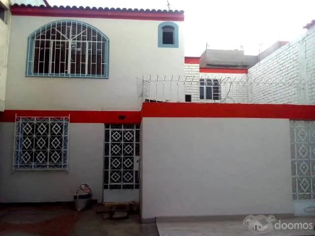 BAJÓ DE PRECIO!!!!  CASA 2 PISOS FRENTE A PARQUE. — foto 2