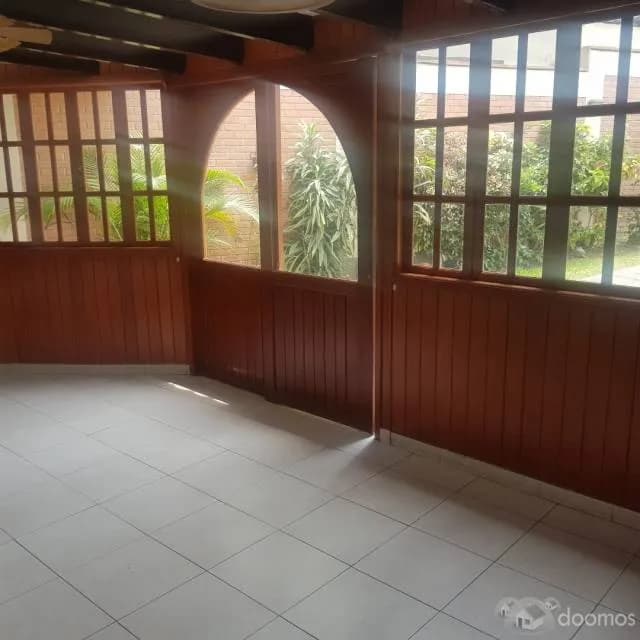 CASA EN ESQUINA EN LAS LOMAS DE LA MOLINA — foto 1