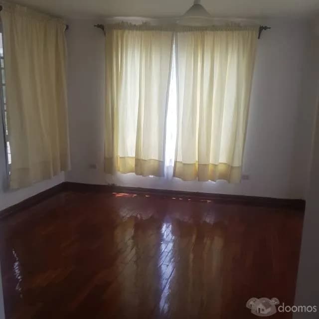 CASA EN ESQUINA EN LAS LOMAS DE LA MOLINA — foto 2