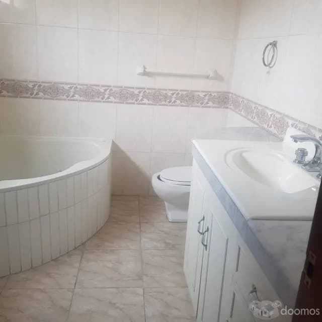CASA EN ESQUINA EN LAS LOMAS DE LA MOLINA — foto 3