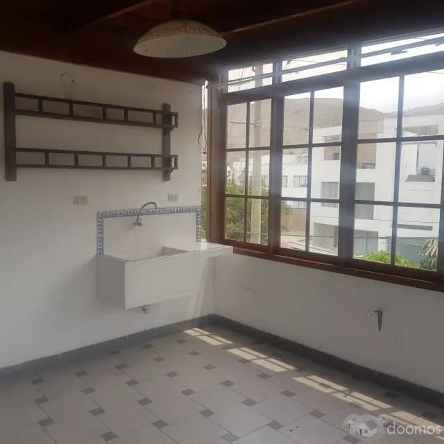 CASA EN ESQUINA EN LAS LOMAS DE LA MOLINA — foto 4