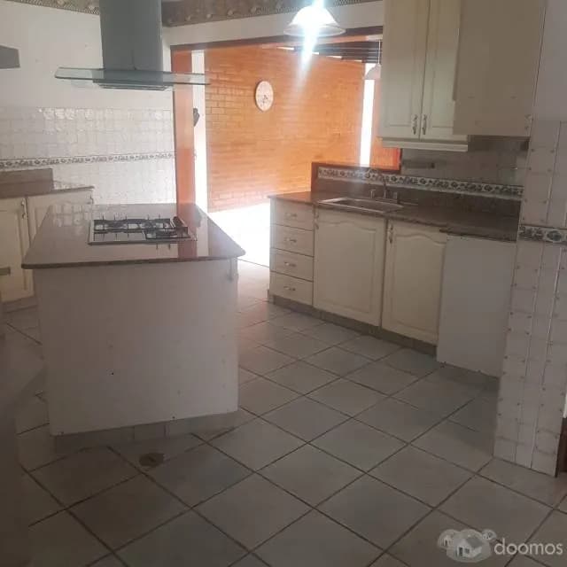 CASA EN ESQUINA EN LAS LOMAS DE LA MOLINA — foto 8