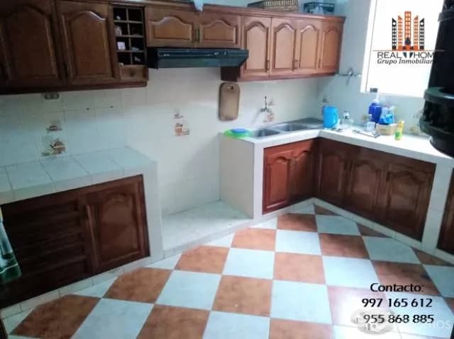OCASIÓN! AMPLIA CASA 4 PISOS 11 DOR + 2 C/SERV + 2 COCHERAS — foto 4
