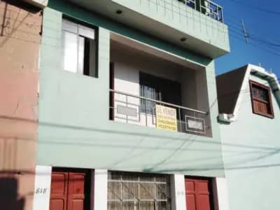 CASA DE 3 PISOS EN EL CENTRO DE MOQUEGUA