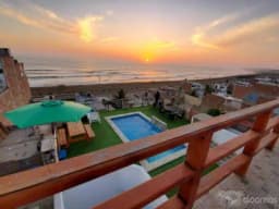 Amplia Casa de Playa Huanchaco Trujillo con Piscina Vista al Mar