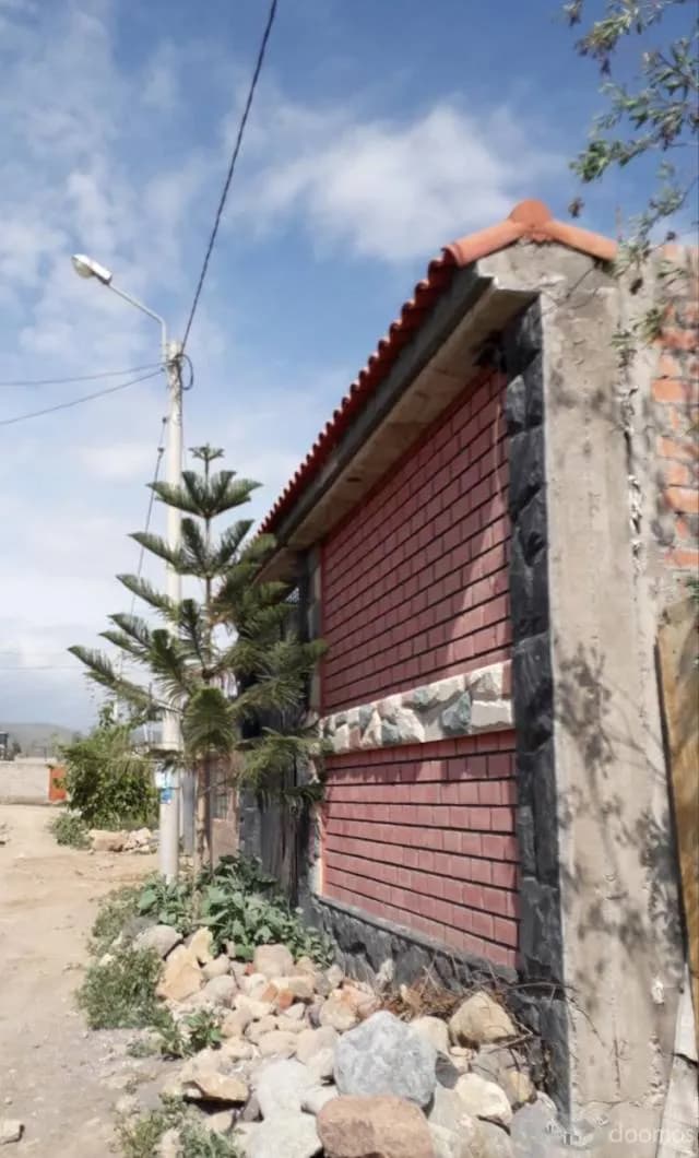 Venta de Terreno de 120 m2 en Characato con Construcción de Paredes Sin Techo — foto 3