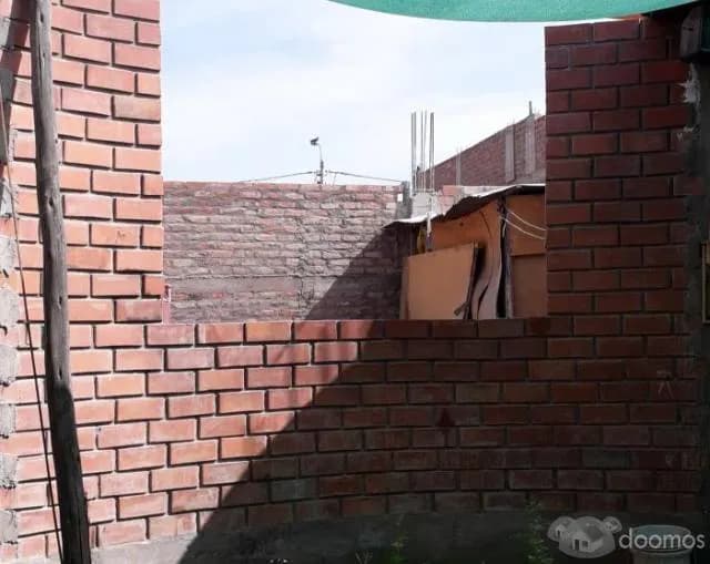 Venta de Terreno de 120 m2 en Characato con Construcción de Paredes Sin Techo — foto 4