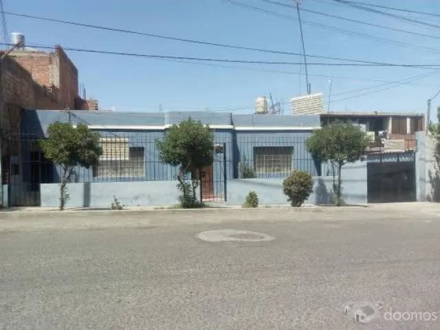 VENDO AMPLIA CASA CON DEPARTAMENTOS EN MARIANO MELGAR — foto 1