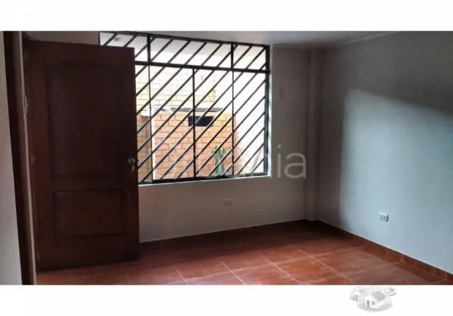 ALQUILO LINDA CASA EN PRIMER PISO CON COCHERA — foto 1