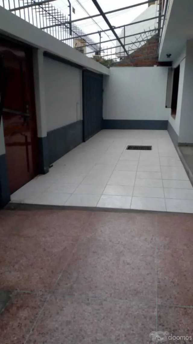 CASA CON AMPLIO AMBIENTES Y ALMACENES ( PARA NEGOCIO) — foto 2