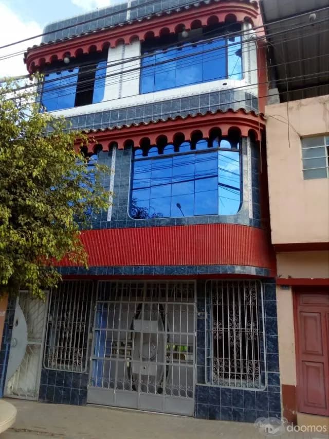 ALQUILER DE AMPLIO LOCAL COMERCIAL EN LA MEJOR UBICACION — foto 1