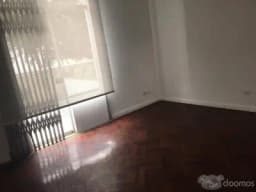 ALQUILER Y/O VENTA DE AMPLIA CASA REMODELADA, INMEJORABLES CALIDADES EN EL CENTRO FINANCIERO DE SAN ISIDRO
