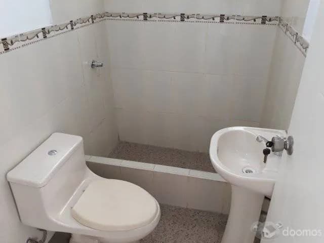 PRECIO DE OPORTUNIDAD!!! VENTA AMPLIO DPTO. FRENTE A PARQUE — foto 2