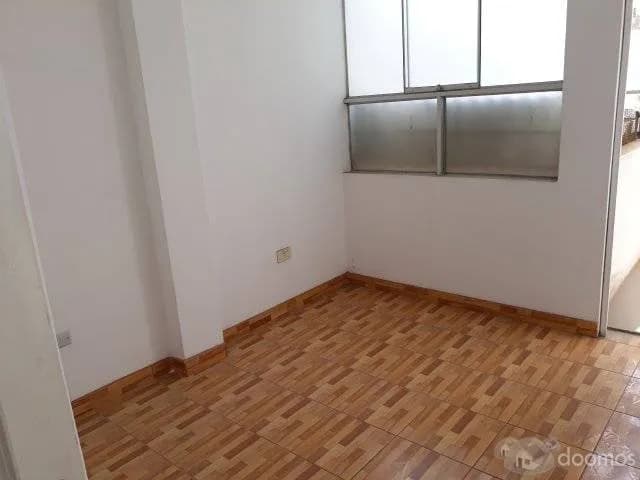 PRECIO DE OPORTUNIDAD!!! VENTA AMPLIO DPTO. FRENTE A PARQUE — foto 4