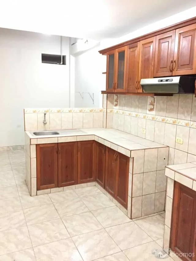 Casa de 2 pisos a 3 cuadras de la Av. Alisos. — foto 3