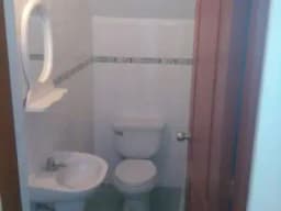 Se vende linda casa de dos pisos y azotea, con muy buena distribución, con 2 estacionamientos, papeles en regla, sin hipoteca.