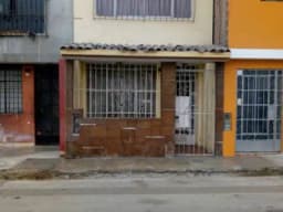 Casa de 02 pisos frente al parque a 5 minutos del Aeropuerto (Urb. San Juan Masias) Entre Canta Callao y Faucett
