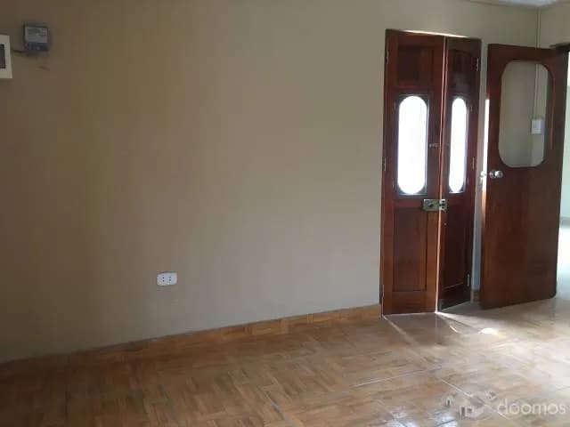 SE VENDE CASA DE 2 PISOS EN LOS OLIVOS — foto 3