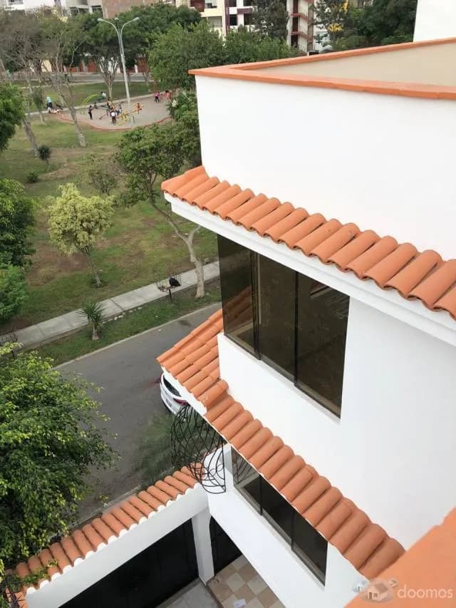 CASA DE 4 PISOS FRENTE A PARQUE EN SURCO — foto 1