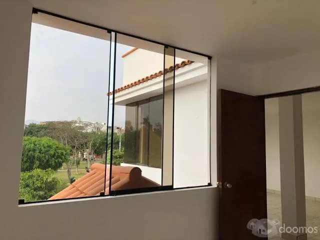 CASA DE 4 PISOS FRENTE A PARQUE EN SURCO — foto 2