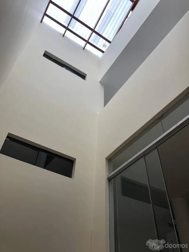CASA DE 4 PISOS FRENTE A PARQUE EN SURCO — foto 3