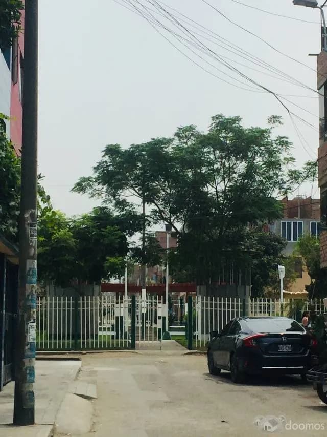 VENTA DE BONITA CASA DE 2 PISOS CERCA A ESTACIÓN BAYOVAR — foto 1