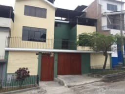 CASA DE TRES PISOS EN VILLA MARÍA DEL TRIUNFO, CERCA A MUNICIPALIDAD VMT