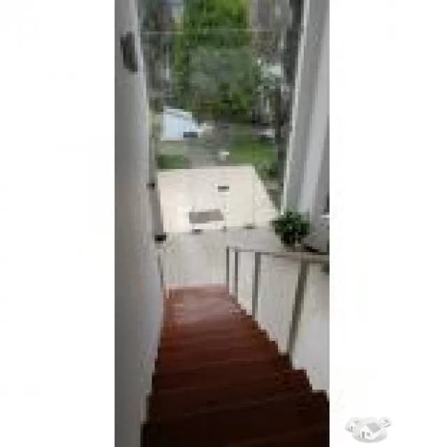CASA DE 3 PISOS MODERNA EN LA PLANICIE — foto 4