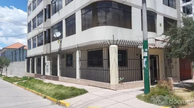 EN VENTA DEPARTAMENTO EN ESQUINA EN URB. HUANCARO — foto 1