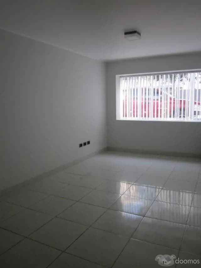 CASA CON MUCHOS AMBIENTES IDEAL PARA OFICINAS ADMINISTRATIVAS — foto 4