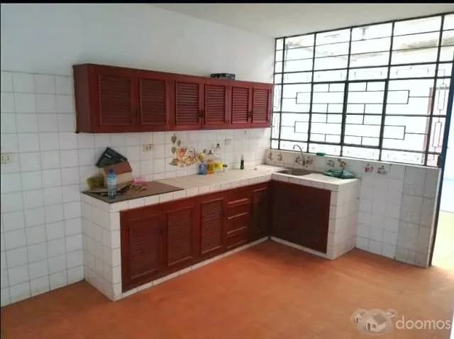Amplia y bien ubicada casa- documentacion en orden — foto 1